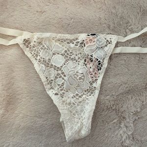 NWT Victoria’s Secret Lace Thong Panty, Size Medium